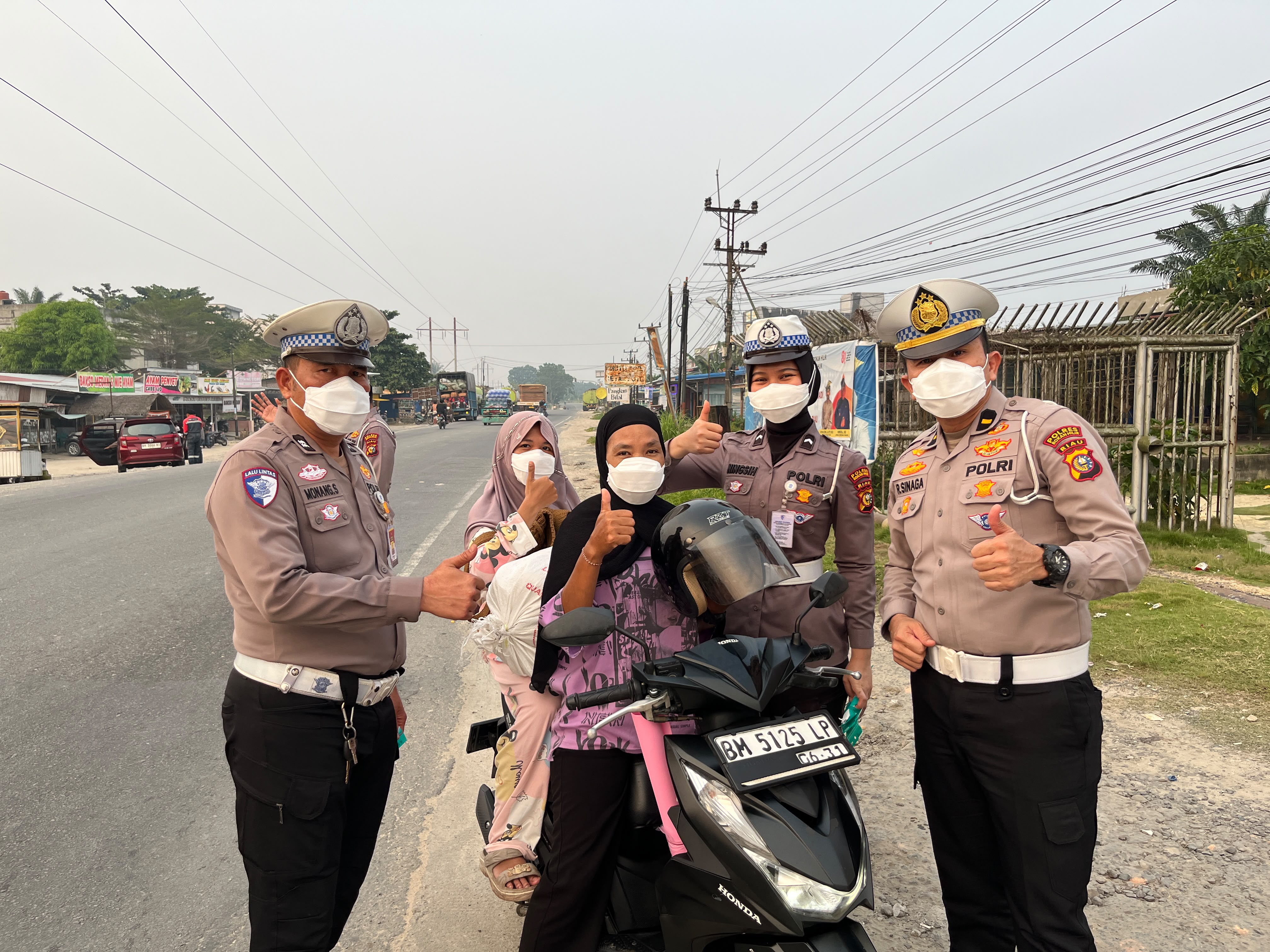 Polantas Polres Rohil Bagi Masker ke Pengendara, Ingatkan Bahaya Karhutla